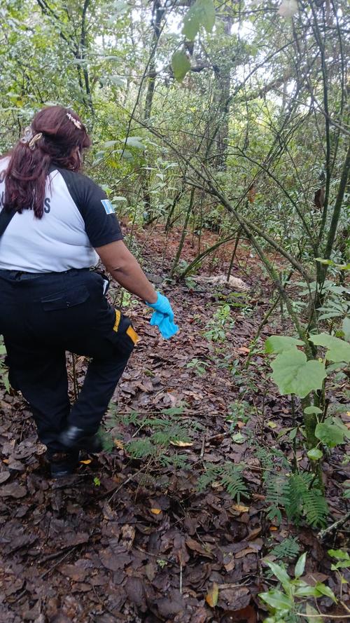 El cuerpo estaba entre la maleza. (Foto: Bomberos Voluntarios)