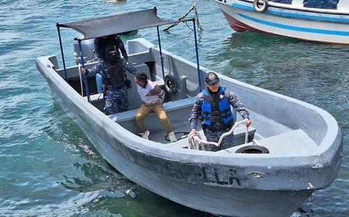 El piloto fue capturado mientras que la lancha fue consignada. (Foto: PNC)