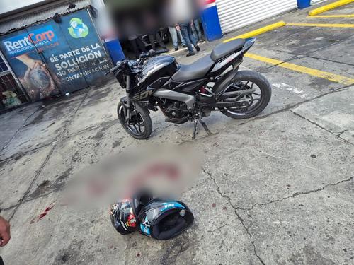 Los detenidos pretendían huir en una motocicleta. (Foto: PNC)
