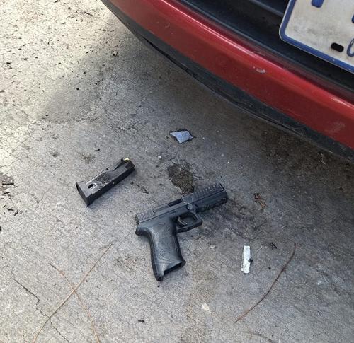 Una pistola con reporte de robo les fue incautada a los capturados. (Foto: PNC)