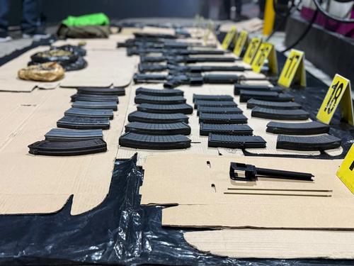 Un arsenal fue encontrado dentro de un vehículo en Villa Canales. (Foto: PNC)
