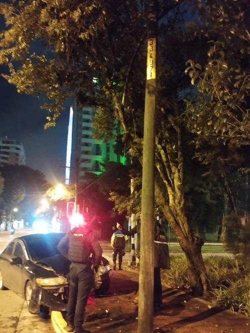 El carro fue consignado por daños a la propiedad municipal. (Foto: PMT)