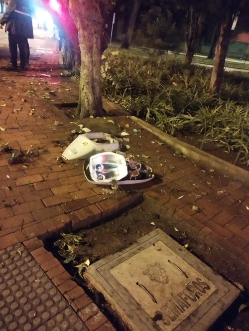 Una luminaria fue dañada por el fuerte impacto. (Foto: PMT)