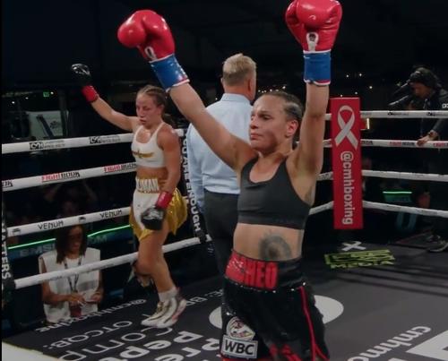 La pugilista nacional celebrando tras la conclusión de las diez rondas. (Foto: captura de pantalla)