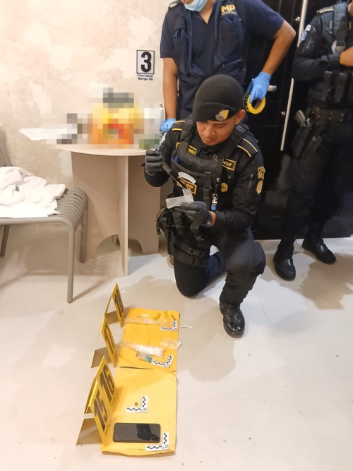 Como evidencias las autoridades localizaron droga, casquillos de arma y otros indicios que fortalecerán la investigación. (Foto: PNC)