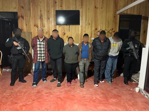 Seis personas fueron detenidas durante los allanamientos. (Foto: PNC)