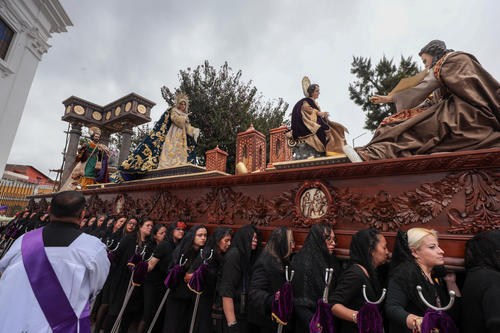 La Virgen de Dolores de la Recolección vistiendo manto crema y tinivela verde con dorado. (Foto: Oscar Rivas)