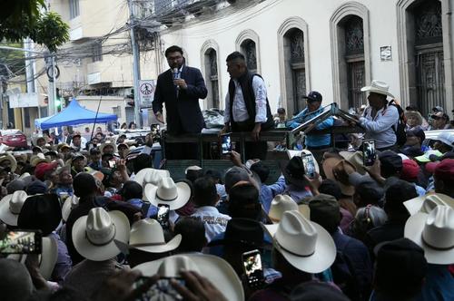 El diputado Byron Tejeda habló con los participantes de la manifestación y momentos después se retiraron del lugar. (Foto: Wilder López/Soy502)