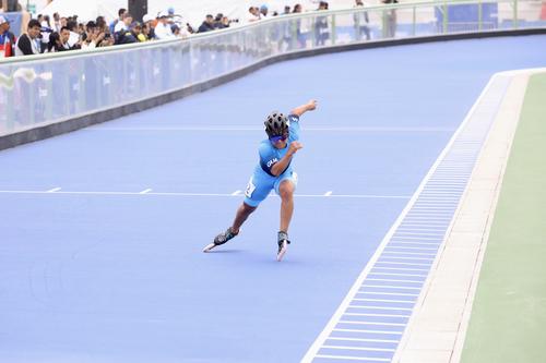 Helen Rubí Rivera demuestra su talento y preparación en la pista durante una competencia de patinaje. (Foto: COG)