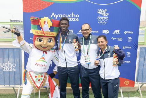 Helen Rivera junto a Fáberson Bonilla y su entrenador luego de que ambos conquistaran medallas en los Juegos Bolivarianos del Bicentenario Ayacucho 2024. (Foto: COG)