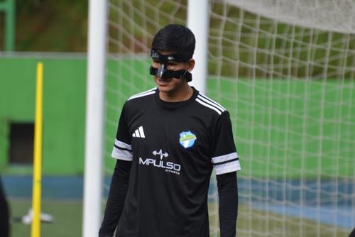 Raymundo ya empezó a usar una máscara protecto para su golpe en la nariz. (Foto: Bernie Morales)