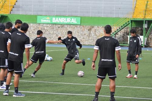 Casteñeda, suspendido por la roja en Xela, fue parte de la práctica. (Foto: Bernie Morales)