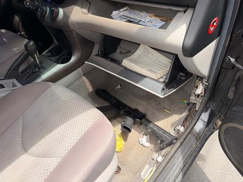 En el interior de la camioneta negra se encontraba un fusil. (Foto: Jorge Senté/Colaborador)