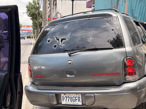 La camioneta gris que fue atacada a balazos se empotró en una vivienda. (Foto: Jorge Senté/Colaborador)