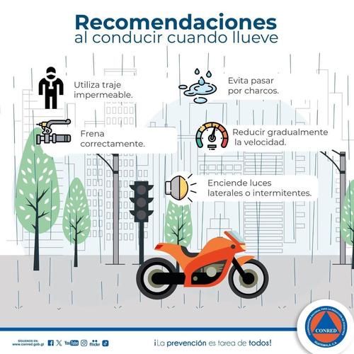 Los motoristas deben utilizar traje impermeable. (Foto: Conred)
