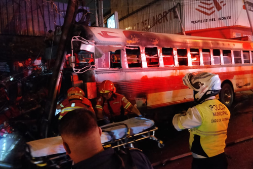 El bus se prendió en llamas luego de haber perdido el control y arrollar a un motorista. (Foto: CVB)