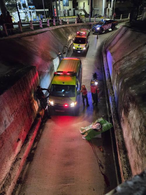 El cuerpo del motorista quedó en medio del viaducto. (Foto: Bomberos Municipales)