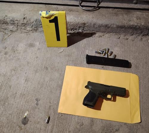 Una pistola ilegal también fue decomisada. (Foto: PNC)