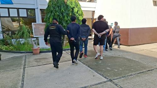 Cinco hombres y una mujer fueron detenidos. (Foto: PNC)