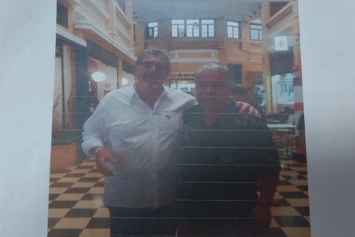 Fotografía mostrada por el alcalde Mynor Morales para indicar que Hernández simpatiza con el presidente Bernardo Arévalo. (Foto: Cortesía/Soy502)
