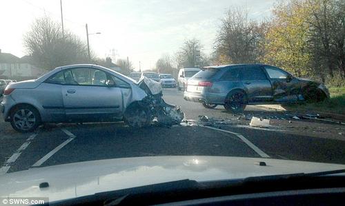 De acuerdo con algunos testigos, el auto de los Beckham fue impactado por un vehículo que era conducido por una mujer acompañada de su hija. Ambas tuvieron que ser trasladadas al hospital para tratar algunas heridas leves. (Foto: www.dailymail.co.uk)