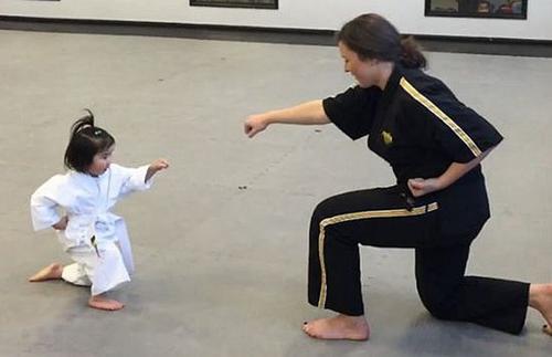 La niña taekwondista rompe las redes sociales en su entrenamiento.