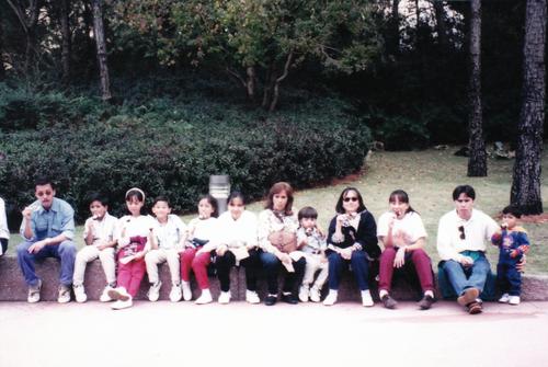 Aquí está una imagen de la marimba de hermanos. Teníamos una mesa enorme en el comedor y literas en los cuartos. Heredar ropa era la norma. (Foto: archivo Nancy Chang).