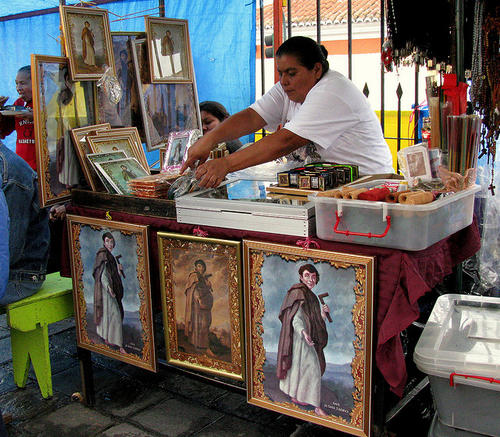 Toda clase de artículos se venden en el atrio de la iglesia de La Merced con la imagen del santo. San Judas Tadeo se caracteriza por llevar una regla doblada en su mano que representa el martirio y la decapitación que sufrió durante la persecución a los cristianos.