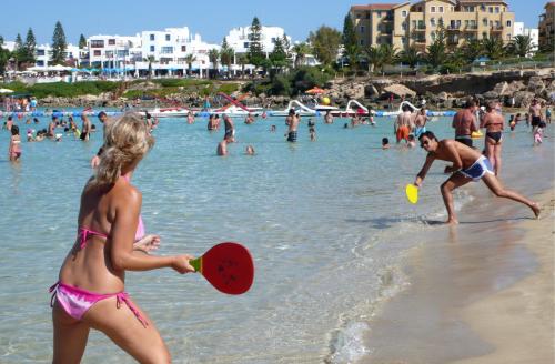 La Organización Mundial de la Salud advierte de que la exposición frecuente al sol y las quemaduras solares en la niñez pueden causar un daño irreversible que, en una etapa posterior de la vida, puede desembocar en un cáncer de piel. (Foto: EFE)