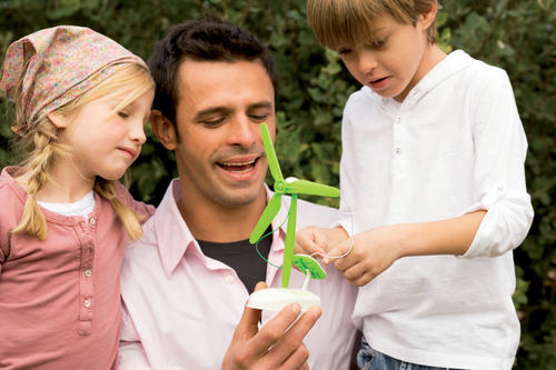 “El rol de padre sigue siendo un pilar fundamental dentro del hogar, no solo es proveedor o ayudante en la crianza de los hijos, sino una figura vital que incrementa la seguridad y la confianza de sus hijos para enfrentar nuevos retos." (Foto: www.lapuertapequena.com)
