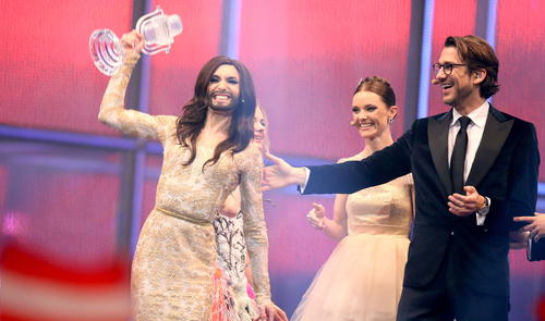 La austriaca Conchita Wurst se llevó el triunfo en Eurovisión en la gala celebrada en los pabellones B&W de Copenhague, por delante de Holanda y Suecia. (Foto: EFE)
