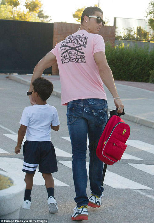 El pequeño comienza a adoptar el look de su famoso padre, y en esta ocasión llevaba un atuendo deportivo para su primer día de clases. (Foto: dailymail.com)