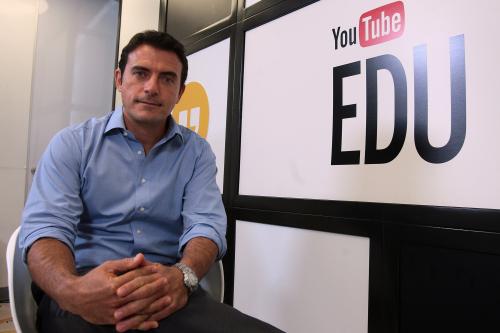 El director para América Latina de YouTube, John Farrell, posa para una fotografía hoy. (Foto: EFE/Alex Cruz)