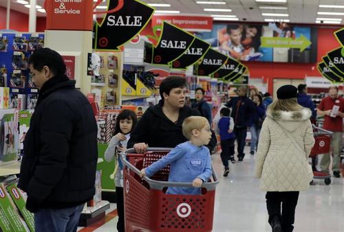 Muchas tiendas abrieron antes de la media noche en un esfuerzo por incrementar sus ventas. (Foto: EFE/JASON SZENES)