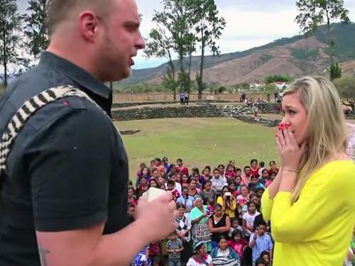 Pide matromonio a su novia en Mixco Viejo