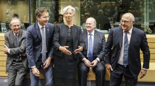 El ministros de Finanzas italiano, Carlo Padoan; su homólogo holandés y presidente del Eurogrupo, Jeroen Dijsselbloem; la directora gerente del Fondo Monetario Internacional, Christine Lagarde; el ministro de Finanzas irlandés, Michael Noonan, y su homólogo galo, Michel Sapín, al inicio de una reunión de los ministros de Finanzas de la Unión Europea sobre Grecia en Bruselas (Foto: EFE)