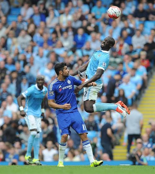 Diego Costa y Toure pelean un balón. (Foto: EFE)