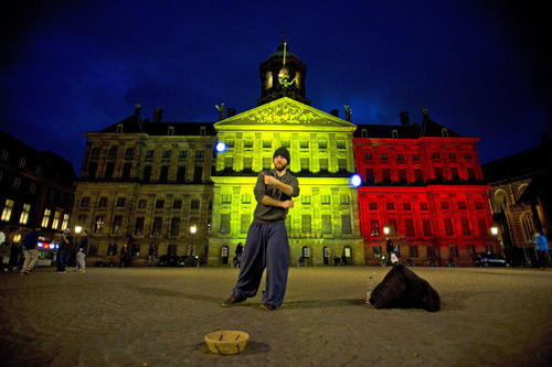 Un hombre posa frente al Palacio Real en la plaza Dam de Amsterdam (Foto EFE)