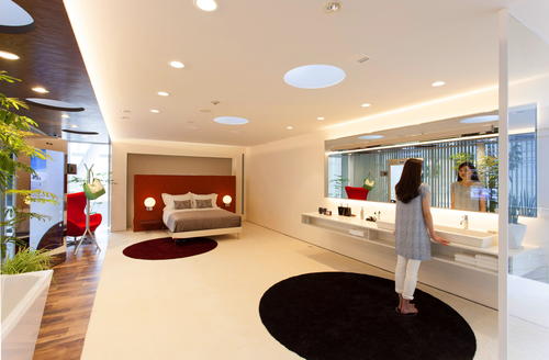 dormitorio de la casa "Wonder Life Box-2020", que incluye "espejos mágicos" que, sobre el propio reflejo, realizan asombrosas simulaciones de maquillaje o cambian los colores de la ropa que se lleva puesta para elegir la mejor combinación de colores. (Foto: EFE)