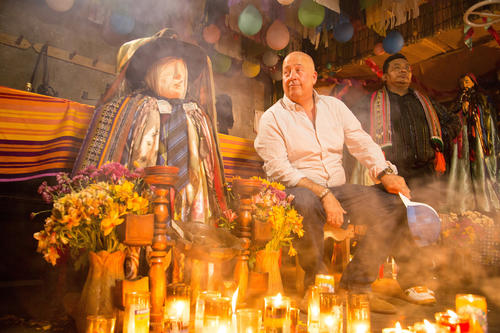 Andrew Zimmern junto a Maximón.