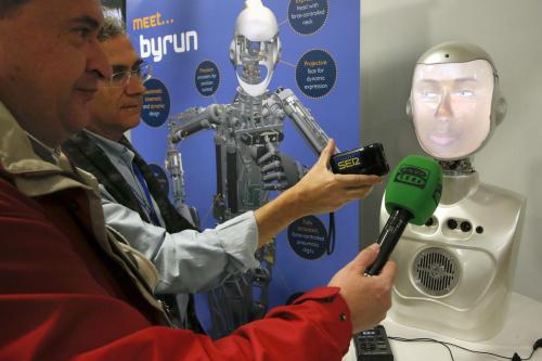 Medios de comunicación entrevistan a uno de los robots de la decimocuarta edición del congreso de robots humanoides más importante del mundo, organizado por la Universidad Carlos III de Madrid, en el que se presentan los modelos más avanzados y los escenarios en los que estos robots pueden ayudar al ser humano. (Foto: EFE)