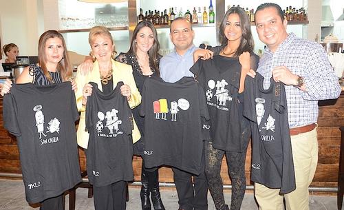 Los amigos también fueron parte de esta gran celebración. Los diseños de las playeras del local fueron hechos por "Así no se dibuja". (Foto: Selene Mejía/Soy502)