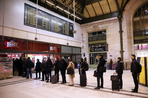 Varias personas hacen cola para comprar la nueva edición del semanario satírico "Charlie Hebdo" en la estación de Lyon en París, Francia. (Foto: EFE)