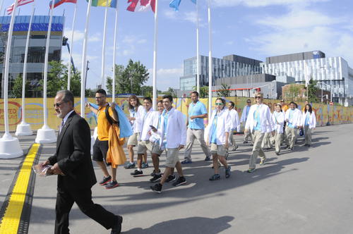 El ingeniero Fernando Cáceres, jefe de misión del Comité Olímpico, encabezó el desfile de atletas dentro de la villa. (Foto. Soy502)