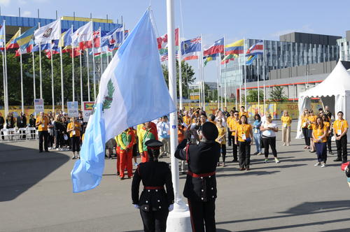 Junto con la izada de la bandera, se entonó el himno nacional. (Foto: Soy502)