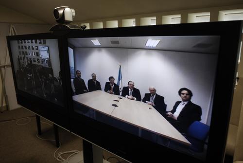 Personeros de ASAZGUA, José Orive y el canciller Fernando Carrera, junto al embajador de Guatemala en Londres, durante la video conferencia en la que anunciaron la elección del guatemalteco Orive al frente de la OIA. (Foto: Jesús Alfonso/Soy502)
