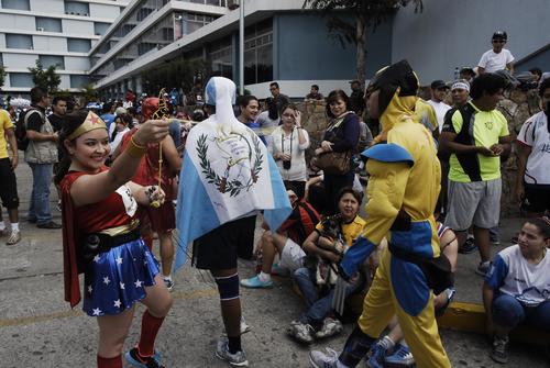 Super héroes, curas, Minions, una vaca, la muerte, el Chespirito chapín, los 3 Chiflados, un charro mexicano y el Llanero Solitario: los disfraces hacen las delicias del público en la San Silvestre. (Foto: Jesús Alfonso/Soy502).