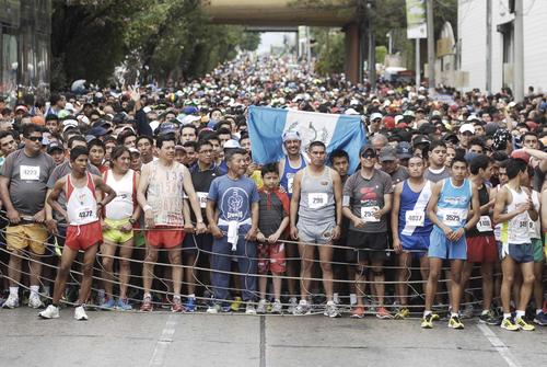 Al frente, los corredores elite. Atrás, la marea humana que invadió la sexta avenida con más de 8,000 personas. (Foto: Jesús Alfonso/Soy502)