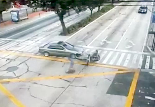 Momento preciso en el que el automóvil embiste a la motocicleta.