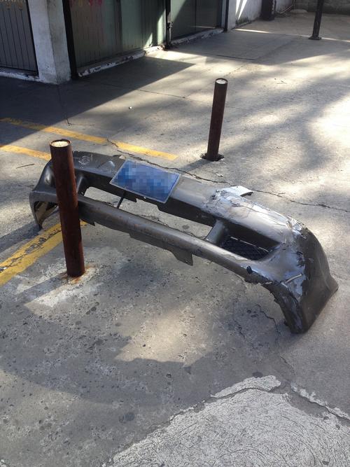 Por el impacto, el automóvil perdió la defensa delantera.